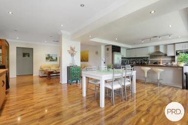 House For Sale - NSW - Albury - 2640 - A STATEMENT RESIDENCE IN CENTRAL ALBURY (Image 2)