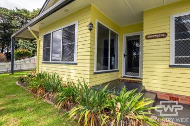 House For Sale - NSW - Glen Innes - 2370 - "Highwoods" Your Own Private Oasis In Town  (Image 2)