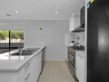 House For Sale - VIC - Eastwood - 3875 - CONVENIENTLY LOCATED MODERN HOME  (Image 2)