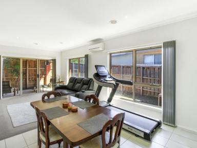 House For Sale - VIC - Bairnsdale - 3875 - SMART INVESTMENT OR STYLISH DOWNSIZER  (Image 2)