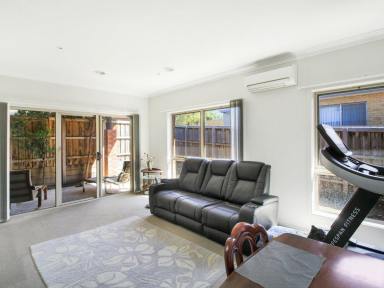 House For Sale - VIC - Bairnsdale - 3875 - SMART INVESTMENT OR STYLISH DOWNSIZER  (Image 2)