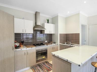 House For Sale - VIC - Bairnsdale - 3875 - HIDDEN GEM: LOW-MAINTENANCE BLAY-BUILT BRICK HOME  (Image 2)