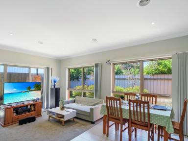 House For Sale - VIC - Bairnsdale - 3875 - HIDDEN GEM: LOW-MAINTENANCE BLAY-BUILT BRICK HOME  (Image 2)