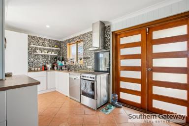 House For Sale - WA - Parmelia - 6167 - SPACIOUS STARTER WITH RENOVATED KITCHEN & BATH  (Image 2)