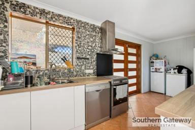 House For Sale - WA - Parmelia - 6167 - SPACIOUS STARTER WITH RENOVATED KITCHEN & BATH (Image 2)