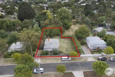 House For Sale - VIC - Ballarat East - 3350 - Timeless Charm On 889m² (Approx) In A Prime Central Pocket  (Image 2)