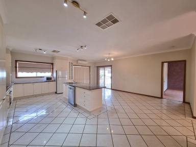 House For Sale - NSW - Gundagai - 2722 - Spacious modern home  (Image 2)