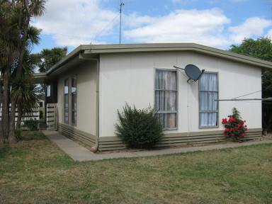 House For Lease - VIC - Bairnsdale - 3875 - COMFORTABLE FAMILY HOME  (Image 2)