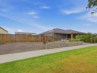 House For Sale - VIC - Bairnsdale - 3875 - RARE 1160sqm PLUS SHEDDING & SOLAR  IN SHANNON WATERS  (Image 2)