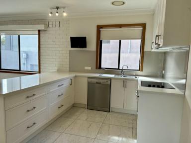 Unit For Lease - VIC - Brighton - 3186 - OVERSIZED BEACHSIDE 3-BEDROOM UNIT  (Image 2)