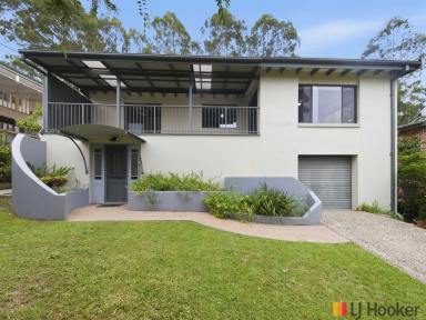 House For Sale - NSW - Surfside - 2536 - The Ultimate Family Home - Just 450m to the Beach - With Your Own Putting Green!  (Image 2)