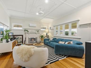 House For Sale - VIC - Bairnsdale - 3875 - HOMELY FEEL INSIDE AND OUT!  (Image 2)