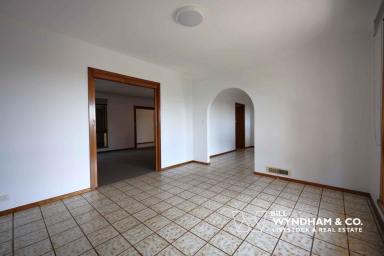 House For Lease - VIC - Bairnsdale - 3875 - Spacious Family Living with Beautiful Gardens And Room to Grow  (Image 2)