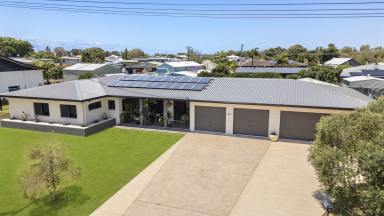 House For Sale - QLD - Lucinda - 4850 - FULLY RENOVATED BEACH SANCTUARY AT LUCINDA!  (Image 2)