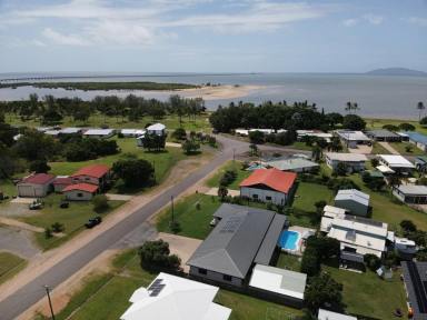 House For Sale - QLD - Lucinda - 4850 - FULLY RENOVATED BEACH SANCTUARY AT LUCINDA! (Image 2)