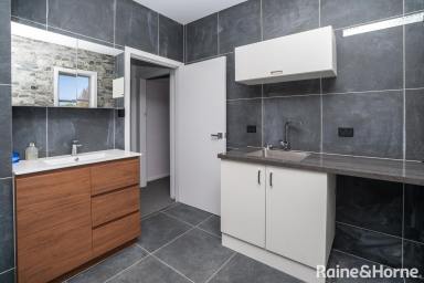 House For Lease - NSW - Kooringal - 2650 - IT HAS A SPA!  (Image 2)