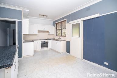 House For Lease - NSW - Kooringal - 2650 - IT HAS A SPA!  (Image 2)