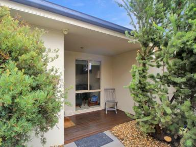 Duplex/Semi-detached For Sale - VIC - Bairnsdale - 3875 - MODERN, LIGHT-FILLED DUPLEX LIVING IN A PRIME LOCATION  (Image 2)