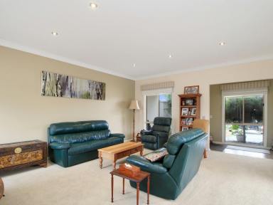 Duplex/Semi-detached For Sale - VIC - Bairnsdale - 3875 - MODERN, LIGHT-FILLED DUPLEX LIVING IN A PRIME LOCATION  (Image 2)