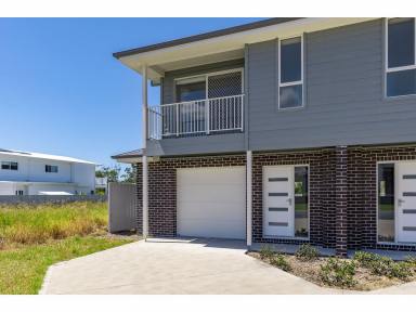 Townhouse For Sale - NSW - Diamond Beach - 2430 - Brand New 4 Bedroom Townhouse in Prime Diamond Beach Location  (Image 2)
