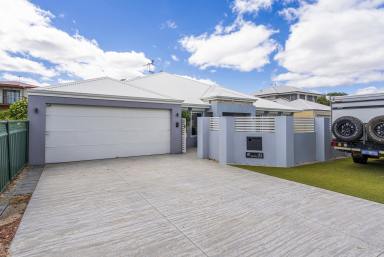 House For Sale - WA - Golden Bay - 6174 - ULTIMATE FAMILY ENTERTAINER  (Image 2)
