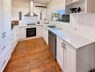 House For Sale - NSW - Leeton - 2705 - MODERN LIVING IN PRIME LOCATION  (Image 2)