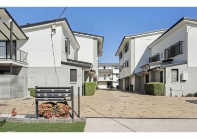 Townhouse For Lease - QLD - Woody Point - 4019 - Townhouse - 3 Storey 3 Bedrooms 3 Bathrooms (Image 2)