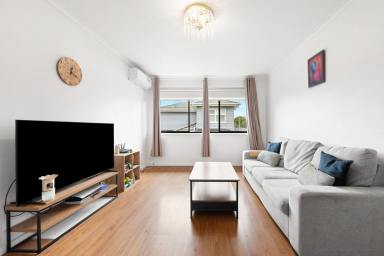 Apartment For Sale - VIC - Bentleigh - 3204 - Spacious Renovated Apartment in Prime Lifestyle Location  (Image 2)