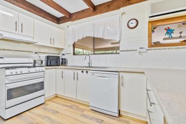 House For Sale - NSW - Dunedoo - 2844 - EXPANSIVE FAMILY HOME, DESIGNED TO ENTERTAIN  (Image 2)