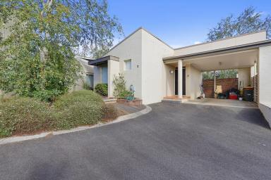 House For Sale - VIC - Drouin - 3818 - Convenient Location  (Image 2)