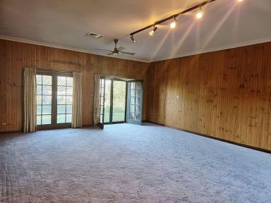 House For Sale - NSW - Muswellbrook - 2333 - BUILT WITH THREE WINGS ! THIS COLOSSAL 5 B/R HOME OVER 50 SQ AND SET ON A MAMMOTH BLOCK OF LAND!  (Image 2)