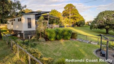 House For Sale - QLD - Lamb Island - 4184 - Cute as a Button – Stylish, Easy-Care Island Living  (Image 2)
