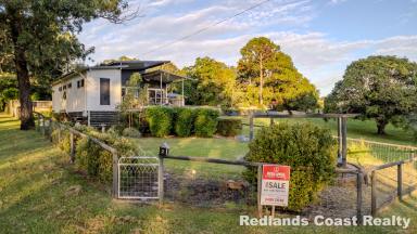 House For Sale - QLD - Lamb Island - 4184 - Cute as a Button – Stylish, Easy-Care Island Living  (Image 2)