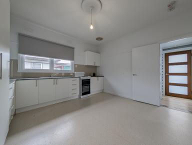 House For Sale - VIC - Kerang - 3579 - Sturdy 3-Bedroom Weatherboard Home in Prime Location  (Image 2)