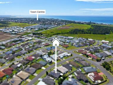 House For Sale - NSW - Old Bar - 2430 - BEAUTIFULLY MAINTAINED AND ROOM FOR THE CARAVAN  (Image 2)