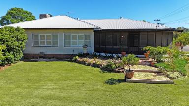 House For Sale - NSW - Narrabri - 2390 - CHARACTER-FILLED HOME IN A BLUE-CHIP LOCATION  (Image 2)