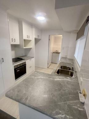 Unit For Lease - QLD - Clear Island Waters - 4226 - 3 BEDROOM TOWNHOUSE FOR RENT CLEAR ISLAND WATERS  (Image 2)