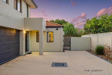 House For Sale - WA - Wilson - 6107 - EXECUTIVE PARKSIDE LIVING  (Image 2)