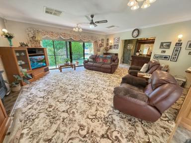 House For Sale - NSW - Narrandera - 2700 - FAMILY LIVING AT IT'S FINEST  (Image 2)