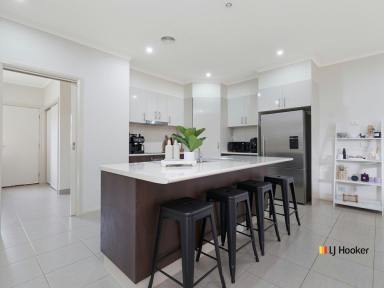 House For Sale - VIC - Echuca - 3564 - Spacious, Stylish & Perfectly Positioned – Your Ideal Townhouse Awaits  (Image 2)