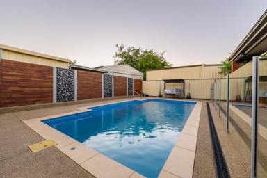 House For Sale - VIC - Mildura - 3500 - STUNNING & VERSATILE FAMILY LIVING  (Image 2)