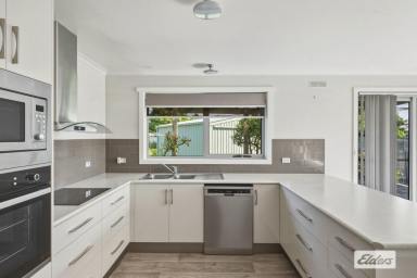 House For Sale - TAS - West Ulverstone - 7315 - IMMACULATELY PRESENTED BRICK HOME (Image 2)