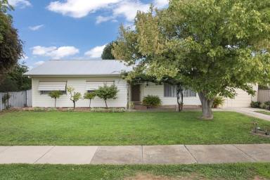 House For Sale - VIC - Rochester - 3561 - SPACIOUS FAMILY LIVING -VERY IMPRESSIVE HOME!  (Image 2)