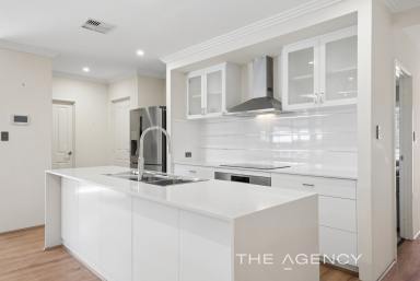 House For Sale - WA - Beeliar - 6164 - Modern Family Living with Space, Style & Seamless Comfort  (Image 2)