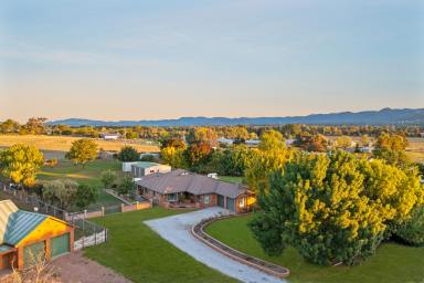 House For Sale - NSW - Mudgee - 2850 - QUIETLY IMPRESSIVE, EFFORTLESSLY LIVABLE  (Image 2)