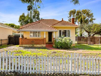 House For Sale - WA - Bicton - 6157 - CHARMING HOME, EXCELLENT LOCATION  (Image 2)