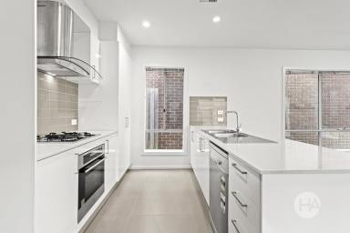 Townhouse For Sale - VIC - Somerville - 3912 - Stylish Family Living in a Prime Somerville Location  (Image 2)