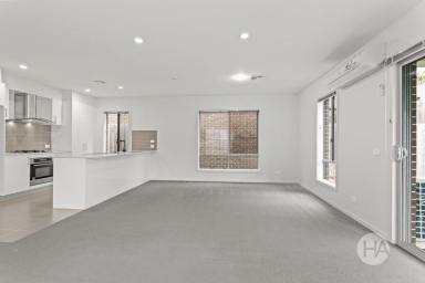 Townhouse For Sale - VIC - Somerville - 3912 - Stylish Family Living in a Prime Somerville Location  (Image 2)