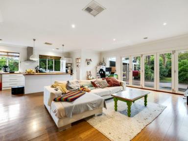 House For Sale - VIC - Bairnsdale - 3875 - CHARMING FAMILY LIVING IN A PRIME LOCATION  (Image 2)