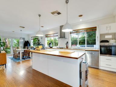 House For Sale - VIC - Bairnsdale - 3875 - CHARMING FAMILY LIVING IN A PRIME LOCATION  (Image 2)